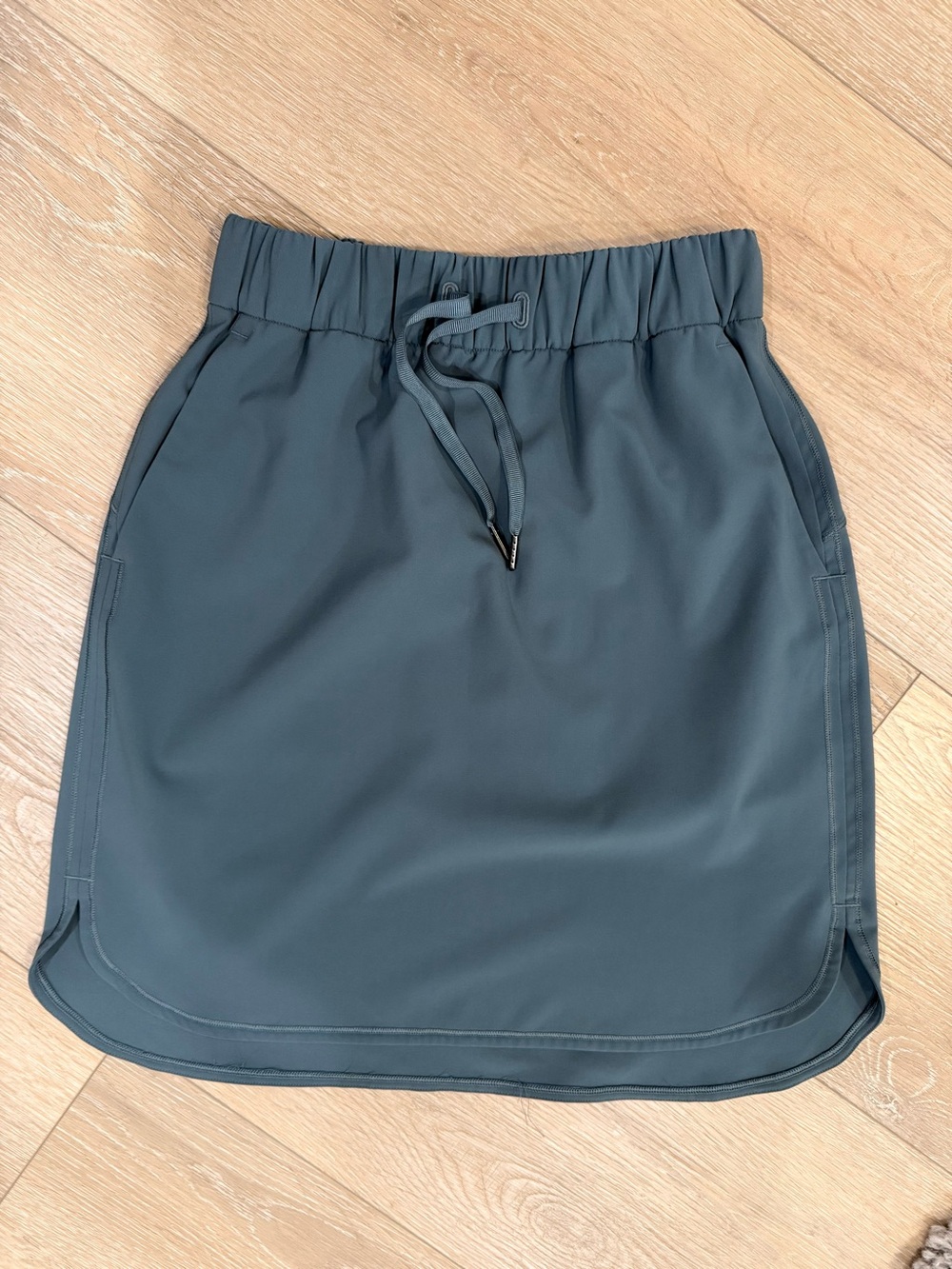 Lululemon on the fly skirt size 4 like new